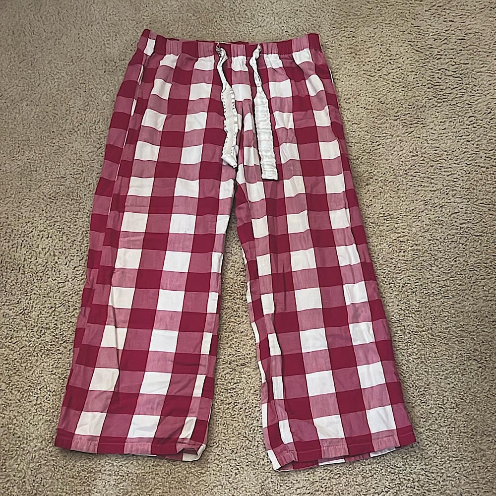Pink plaid pajamas with lace ribbon and sparkle on the seams, very comfortable.